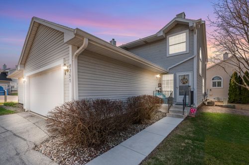 8351 S 76th St, Franklin, WI, 53132-8520 | Card Image