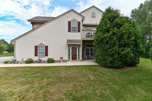 8634 S Roxbury Way, Oak Creek, WI, 53154-2667 | Card Image