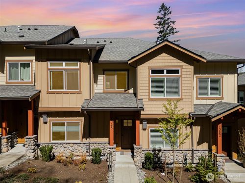 1048 Sunrise Pl Sw, Issaquah, WA, 98027-4639 | Card Image