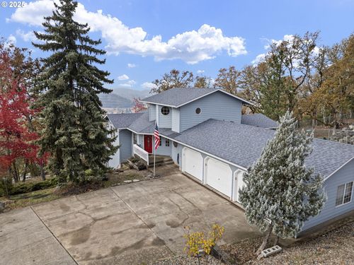 1495 Se Parkwood Dr, Roseburg, OR, 97470-4354 | Card Image