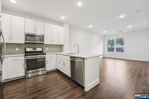 41 W Prospect St, Waldwick, NJ, 07463-1638 | Card Image