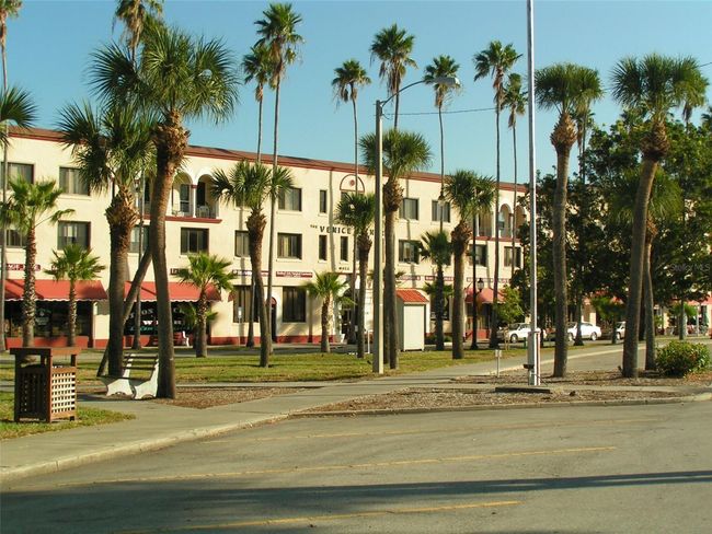Downtown Tampa Ave. shops | Image 39