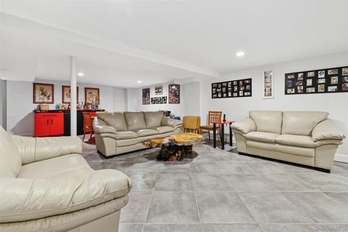 17 Downer Pl, Sag Harbor, NY, 11963-3517 | Card Image