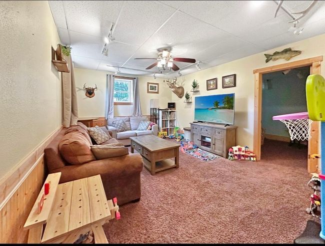 19 Family Room (13 x 17).jpeg | Image 18