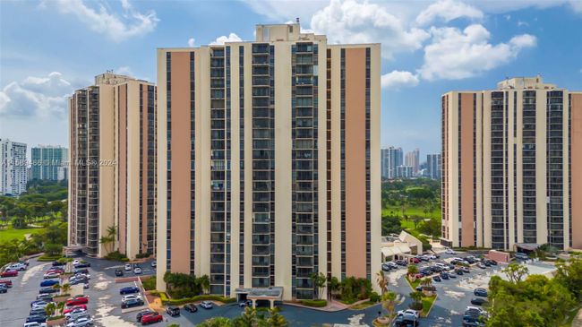 528 - 20301 W Country Club Dr, Condo with 2 bedrooms, 2 bathrooms and null parking in Aventura FL | Image 26