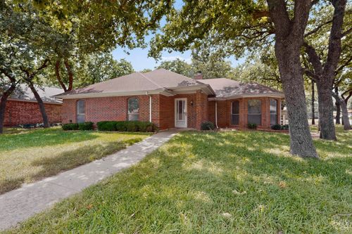 7517 Crosstimbers Ln, North Richland Hills, TX, 76182-7671 | Card Image