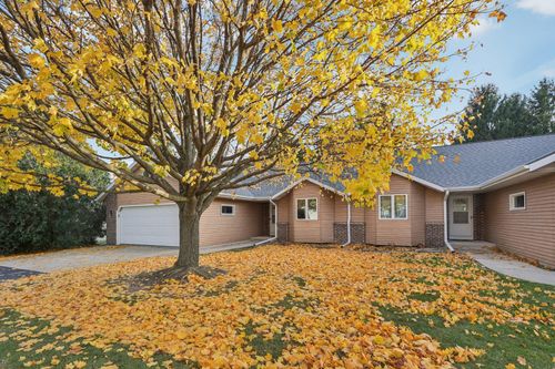 16519525 Partridge Path, Jackson, WI, 53037-9586 | Card Image