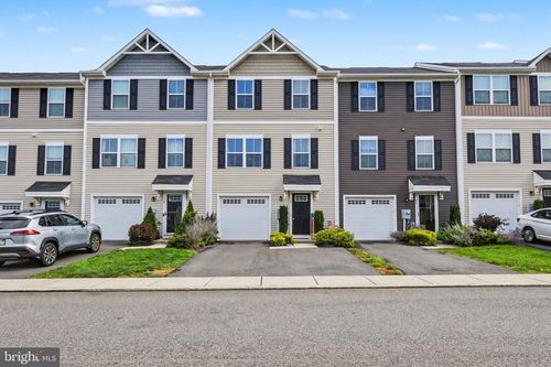 28 Castle Dr, GILBERTSVILLE, PA, 19525-7701 | Card Image