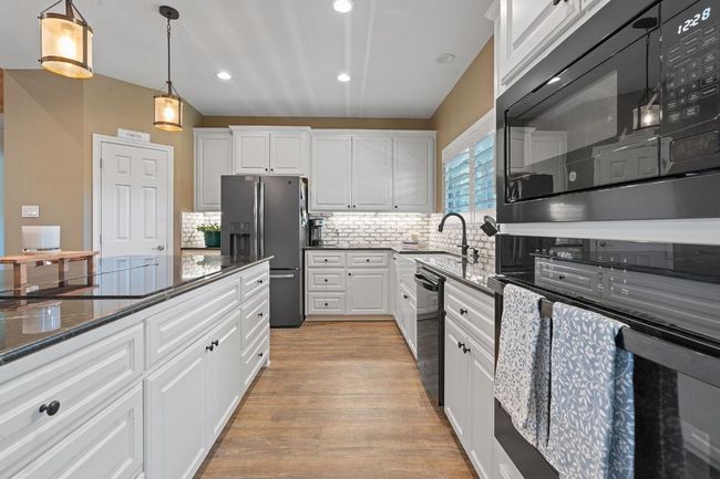 176 Cedar Creek Cir, Home with 5 bedrooms, 7 bathrooms and null parking in Cedar Creek TX | Image 5