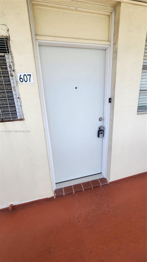 n607-2920 Point East Dr, Aventura, FL, 33160-2681 | Card Image