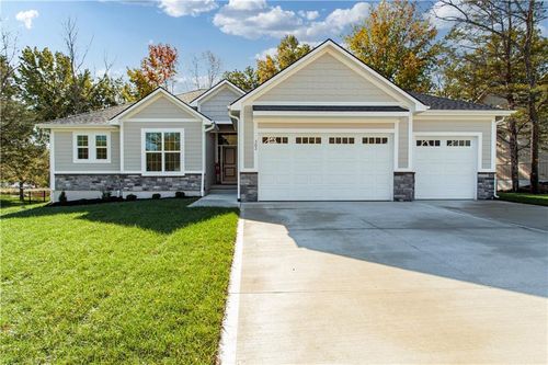 303 Sw 17th St, Oak Grove, MO, 64075-6210 | Card Image