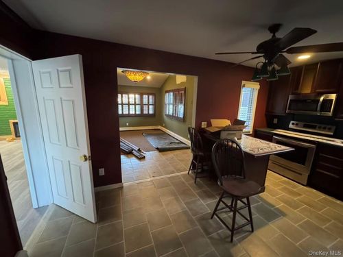 6 Serpentine Ln, Levittown, NY, 11756-3804 | Card Image