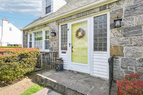 42 Ogden Ave, East Williston, NY, 11596-2414 | Card Image