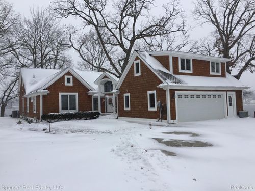 3895 Dorothy Ln, Waterford Twp, MI, 48329-1112 | Card Image