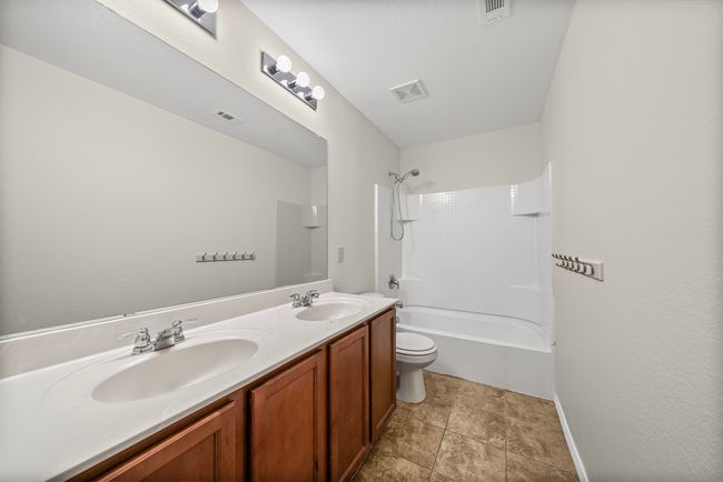 Bathroom with double vanity and washtub / shower combination | Image 31