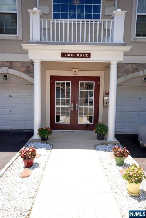 3 Bedrock Ct, Woodland Park, NJ, 07424-4241 | Card Image