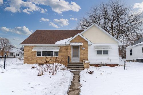 607 7th St, Wellsburg, IA, 50680-7743 | Card Image