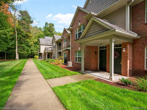 49207 W Woods Dr, Shelby Twp, MI, 48317-1846 | Card Image
