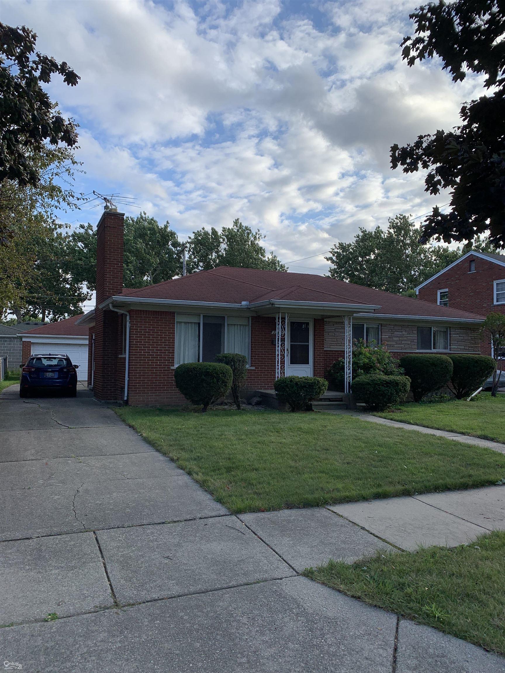 Barton St, Saint Clair Shores, MI 48081
