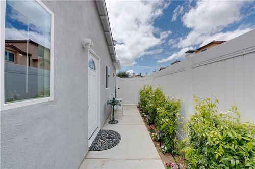 7321 Kelvin Ave, Winnetka, CA, 91306-2723 | Card Image