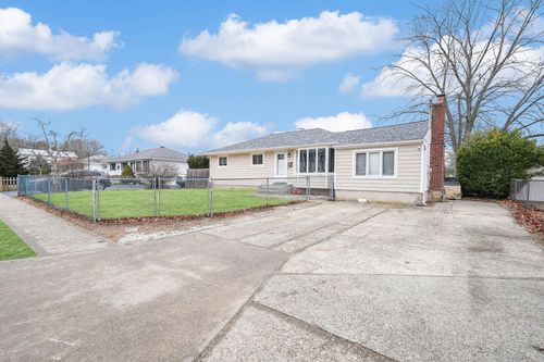 211 Holbrook Rd S, Lake Ronkonkoma, NY, 11779-4506 | Card Image