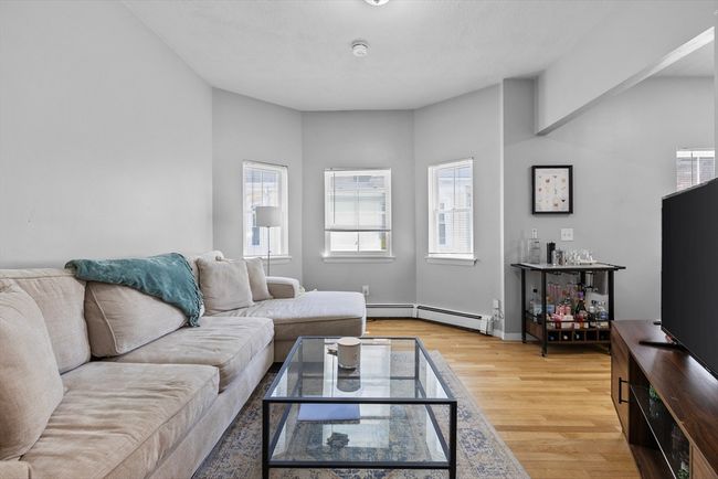 APT-1 - 34 Edison Grn, Condo with 3 bedrooms, 1 bathrooms and null parking in Boston MA | Image 4