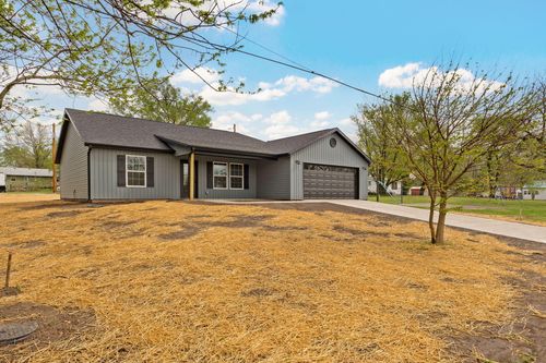 215 W Cofield St, Aurora, MO, 65605-1209 | Card Image