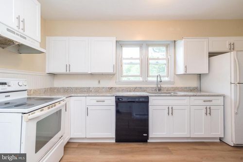 6692 N Main St, COOPERSBURG, PA, 18036-1030 | Card Image