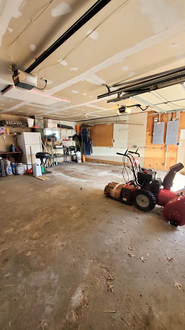 large garage | Image 27
