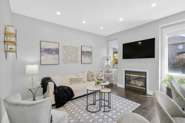 31 Sedgeway Hts, House attached with 3 bedrooms, 4 bathrooms and 3 parking in Vaughan ON | Image 5