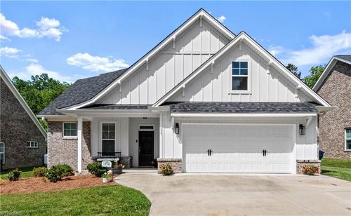 427 Fernwood Dr, Yadkinville, NC, 27055-8264 | Card Image