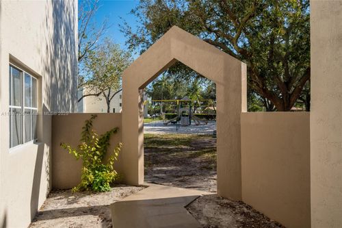 apt-306-6065 Nw 186th St, Hialeah, FL, 33015-6072 | Card Image