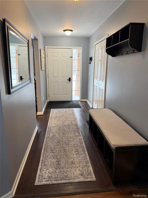 8645 Country Club Dr, Pinckney, MI, 48169-9167 | Card Image