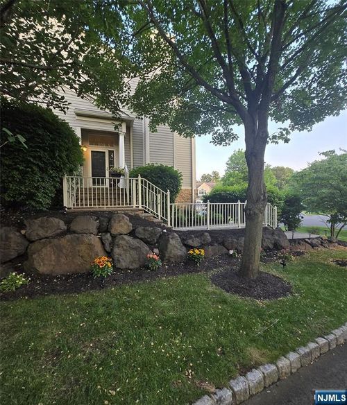 1 Crest Ct, North Haledon, NJ, 07508-3130 | Card Image