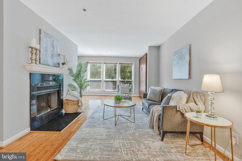 2-b2-3179 Summit Square Dr, OAKTON, VA, 22124-2868 | Card Image