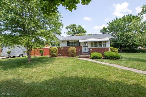 6115 Morrow Dr, Brook Park, OH, 44142-3043 | Card Image