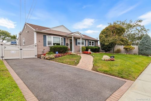 142 Montgomery Ave, Oceanside, NY, 11572-4025 | Card Image