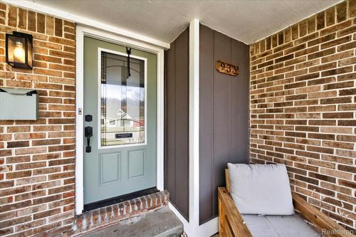 933 Abbey Ln, Milford, MI, 48381-1005 | Card Image