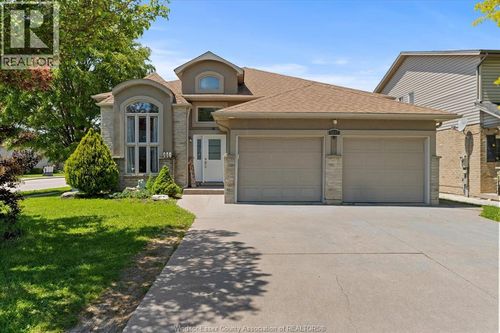 4697 Helsinki Cres, Windsor, ON, N9G3G2 | Card Image