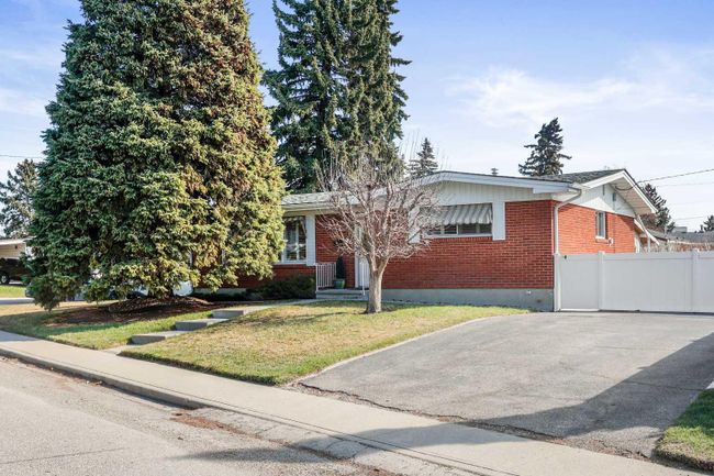 10404 8 Street Sw, Home with 3 bedrooms, 2 bathrooms and 6 parking in Calgary AB | Image 4