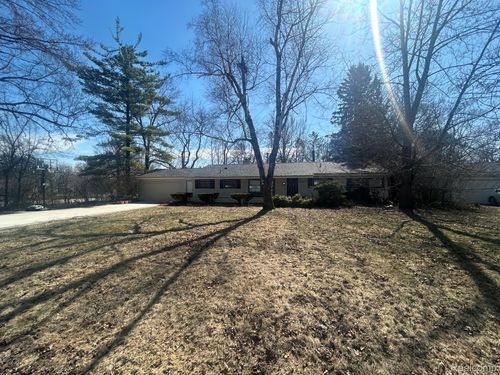 5303 W Briarcliff Knoll Dr, West Bloomfield, MI, 48322-4117 | Card Image