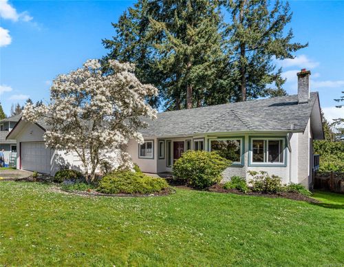 775 Menawood Pl, Saanich, BC, V8Y2Z7 | Card Image