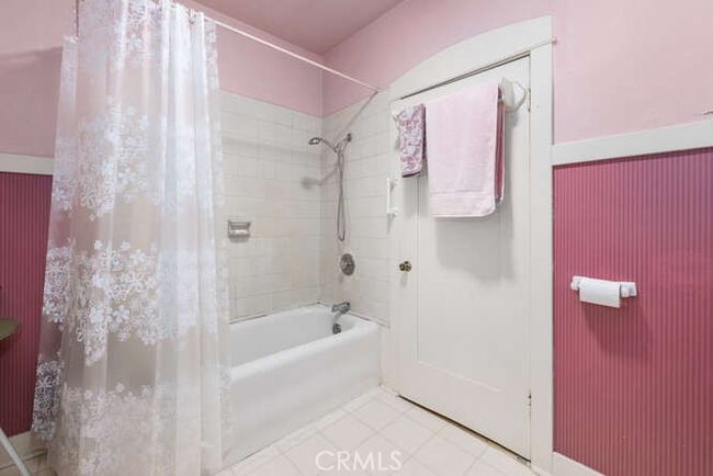 Bathroom with tub | Image 29