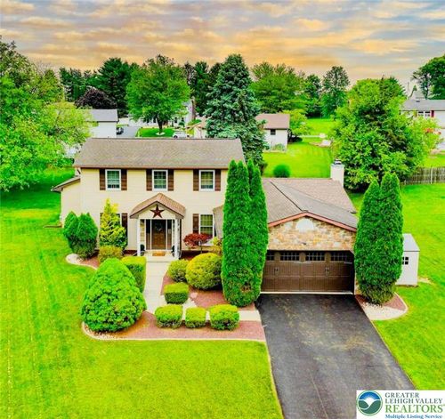 106 Fernwood Dr, Forks Twp, PA, 18040-8409 | Card Image