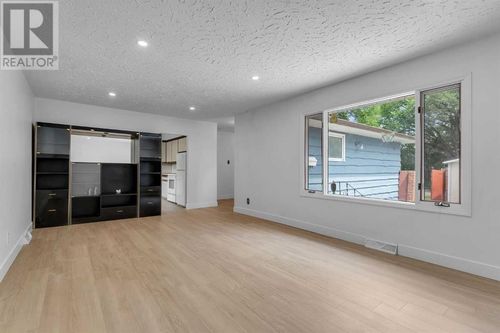 1027 18 St Ne, Calgary, AB, T2E4V6 | Card Image