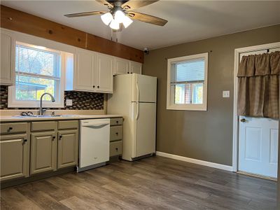 Newer vinyl flooring. | Image 2