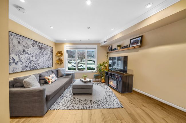 2053 Triumph Street, Townhouse with 3 bedrooms, 3 bathrooms and 1 parking in Vancouver BC | Image 2