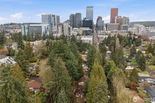 339 108th Ave Se, Bellevue, WA, 98004-6208 | Card Image