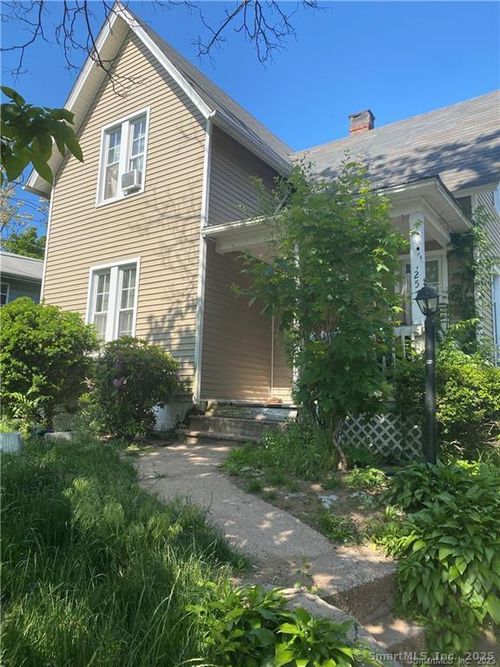 257 Blake St, New Haven, CT, 06515-1310 | Card Image