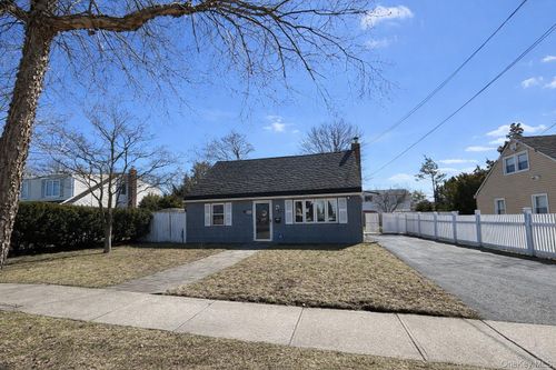 93 Birch Ave E, Farmingdale, NY, 11735-3823 | Card Image